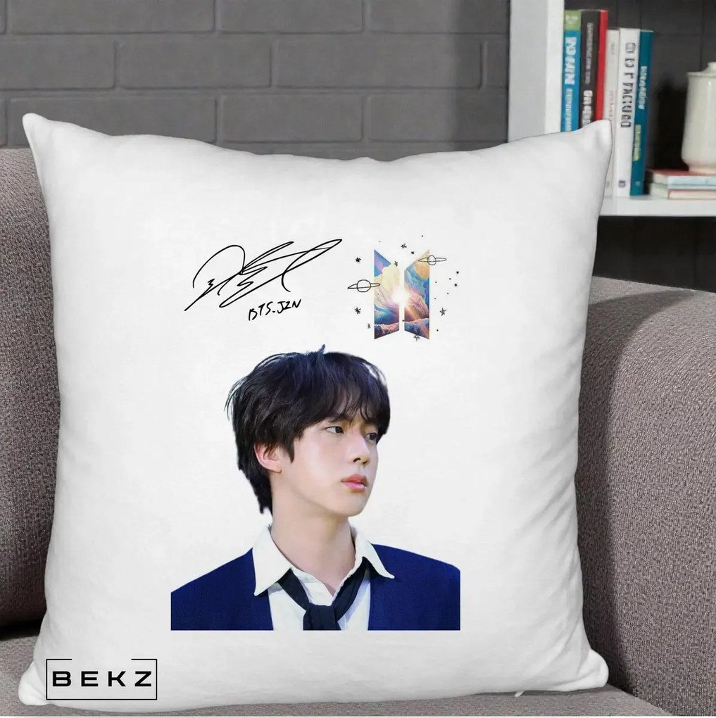 Perna Personalizata K-pop BTS Jin Portret Tinuta Albastra Autograf, 40x40 cm, Alb Pufos, Husa Detasabila, Perna Inclusa, BEKZ®