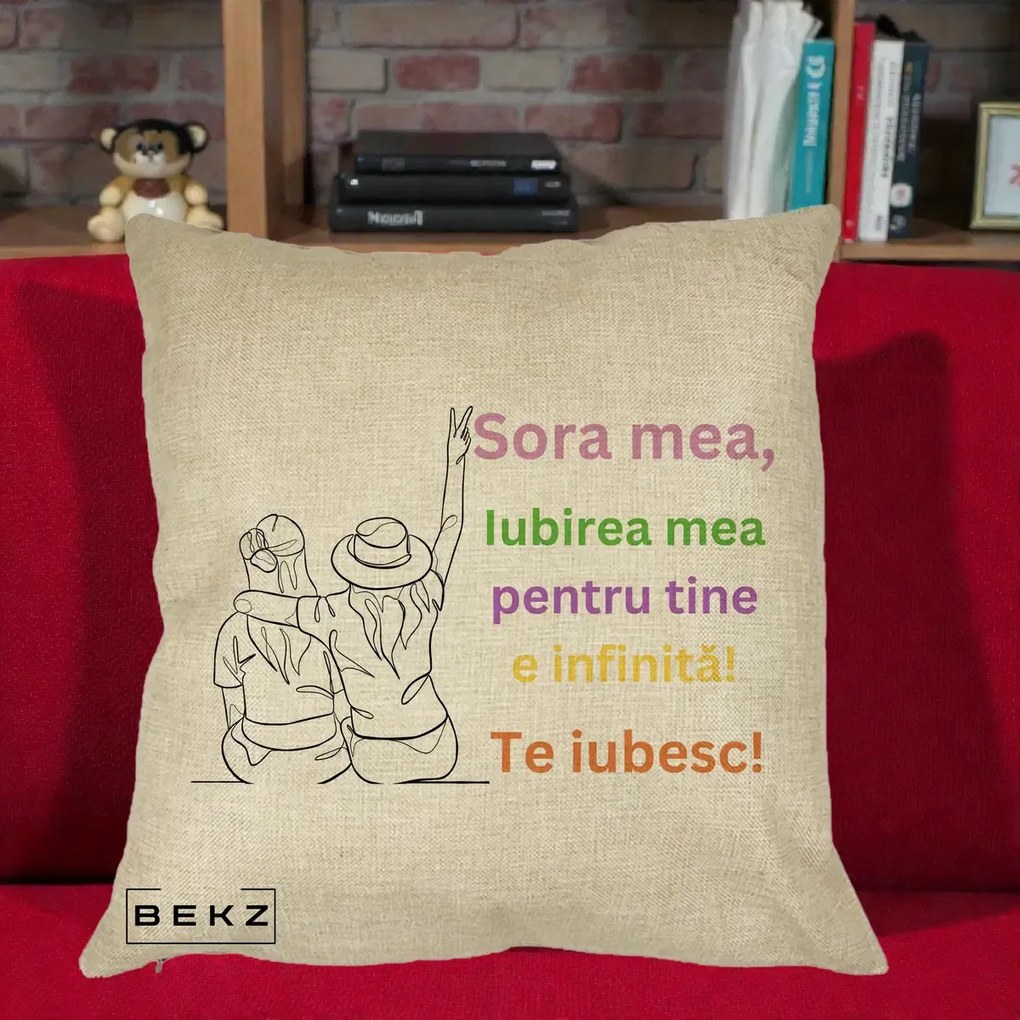 Cadou pentru Sora - Perna Personalizata Sora Mea Te Iubesc Doua Fete cu Palarie si Umbrela, 40x40 cm, Crem, Husa Detasabila, Perna Inclusa, BEKZ®