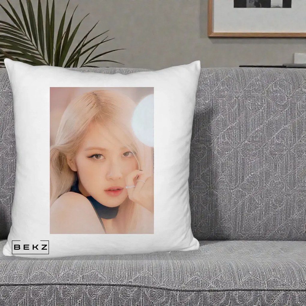 Perna Personalizata K-pop BLACKPINK Rose Blond cu Inel Roz Pastel, 40x40 cm, Alb Pufos, Husa Detasabila, Perna Inclusa, BEKZ®