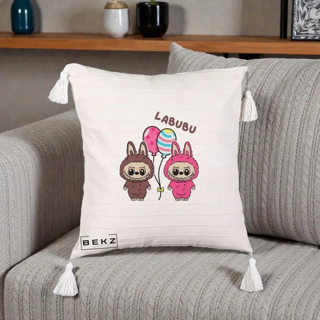 Perna Personalizata Labubu Cuplu cu Baloane, 40x40 cm, Bej cu Franjuri, Husa Detasabila, Perna Inclusa, BEKZ®