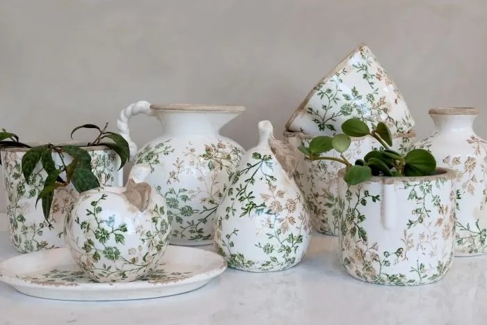 Carafă din ceramică albă antichizată, pictată manual, cu decor floral-vegetal, 18,5x20,5 cm, „Grasse"