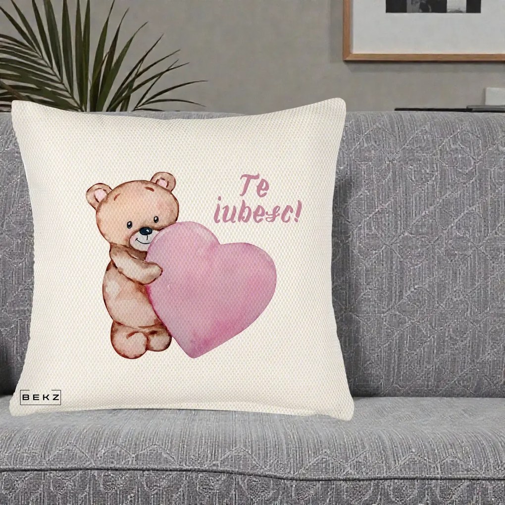Cadou Romantic - Perna Personalizata Te Iubesc Ursulet cu Inima Roz Acuarela, 40x40 cm, Crem Reliefat, Husa Detasabila, Perna Inclusa, BEKZ®