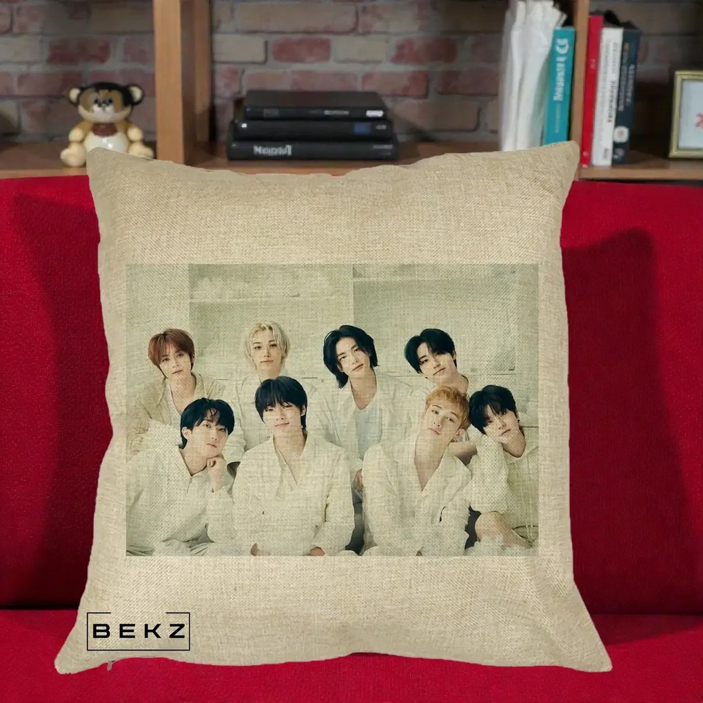 Perna Personalizata K-pop Stray Kids Foto Grup Alb All-White cu 8 Membrii, 40x40 cm, Crem, Husa Detasabila, Perna Inclusa, BEKZ®