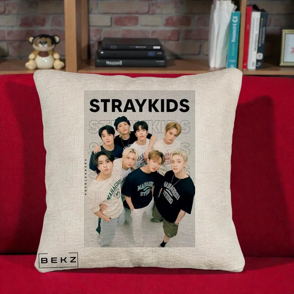 Perna Personalizata K-pop Stray Kids STRAYKIDS Alb-Negru cu Foto Grup, 40x40 cm, Bej Canapea, Husa Detasabila, Perna Inclusa, BEKZ®