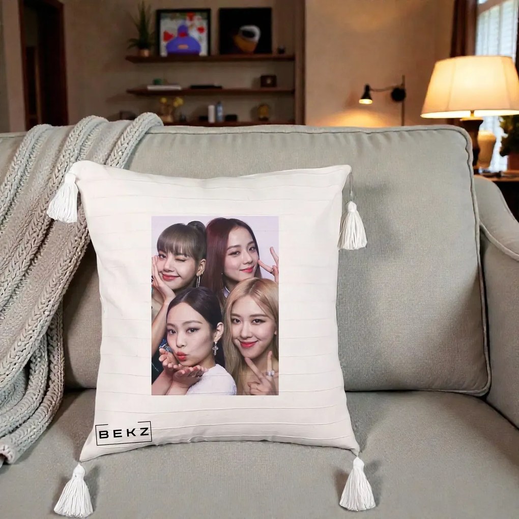 Perna Personalizata K-pop BLACKPINK Foto Grup Selfie 4 Membre, 40x40 cm, Bej cu Franjuri, Husa Detasabila, Perna Inclusa, BEKZ®