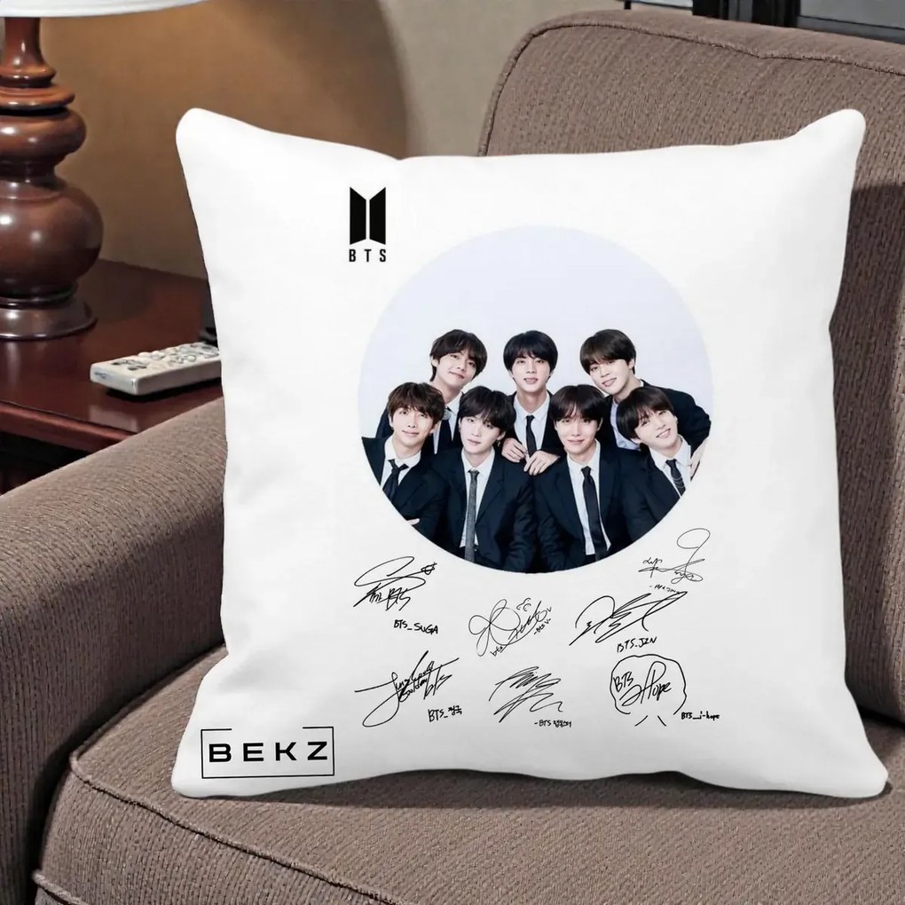 Perna Personalizata K-pop BTS Fotografie Grup Costum Negru si Autografe Cerc, 40x40 cm, Alba Mata, Husa Detasabila, Perna Inclusa, BEKZ®