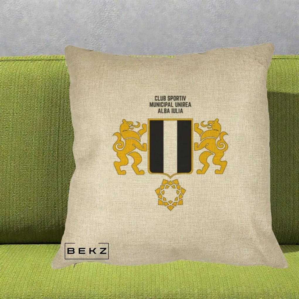 Perna Personalizata CSM Unirea Alba Iulia Fotbal, 40x40 cm, Crem, Husa Detasabila, Perna Inclusa, BEKZ®