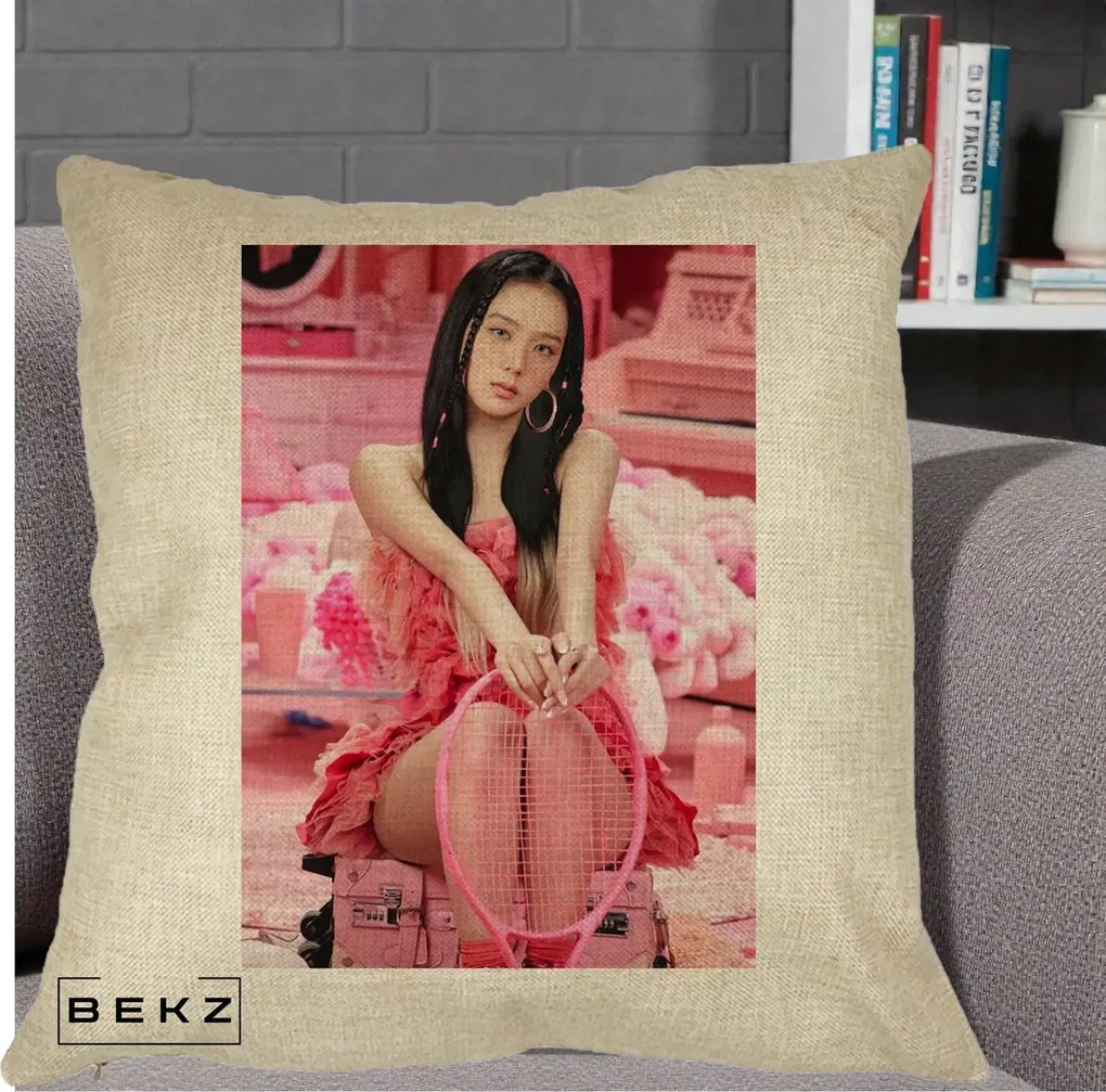 Perna Personalizata K-pop BLACKPINK Jisoo Pink Room, 40x40 cm, Crem, Husa Detasabila, Perna Inclusa, BEKZ®
