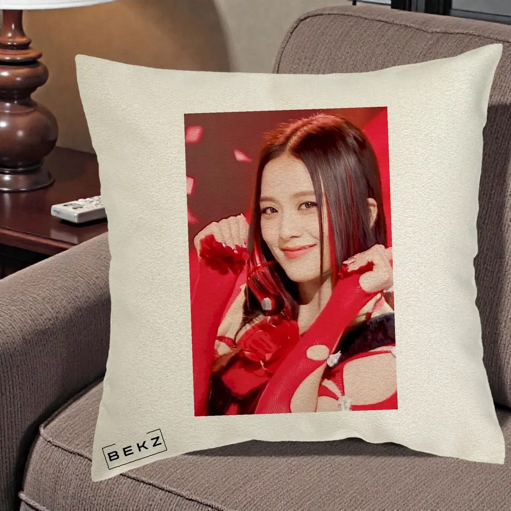 Perna Personalizata K-pop BLACKPINK Jisoo Rosu, 40x40 cm, Ecru, Husa Detasabila, Perna Inclusa, BEKZ®