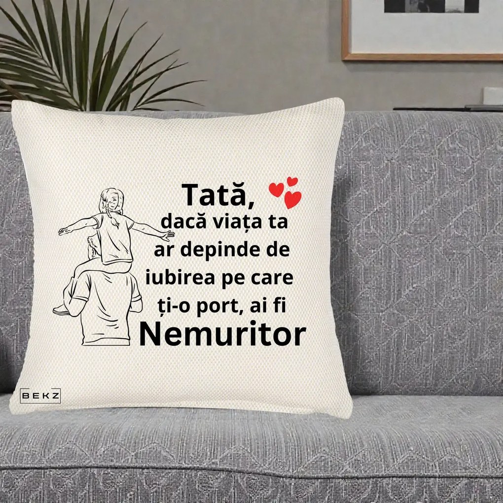 Cadou pentru Tata - Perna Personalizata Tata Supererou Nemuritor, 40x40 cm, Crem Reliefat, Husa Detasabila, Perna Inclusa, BEKZ®