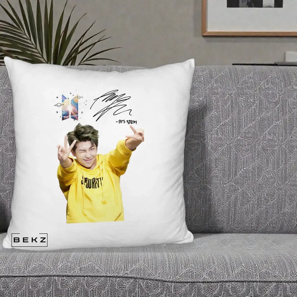 Perna Personalizata K-pop BTS RM Namjoon Hanorac Galben Autograf, 40x40 cm, Alb Pufos, Husa Detasabila, Perna Inclusa, BEKZ®