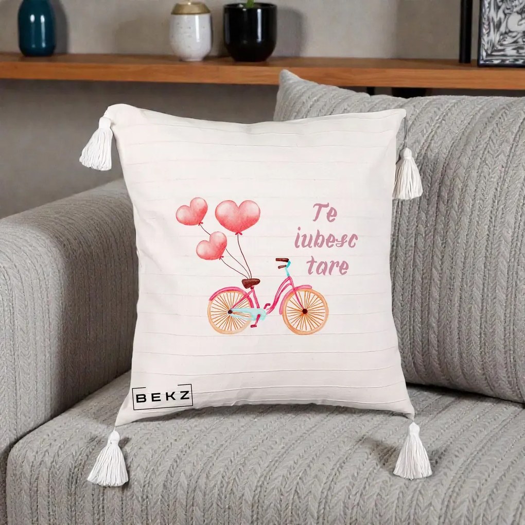 Perna Decorativa Te Iubesc Tare cu Bicicleta Roz si Baloane Inima, 40x40 cm, Bej cu Franjuri, Husa Detasabila, Perna Inclusa, BEKZ®