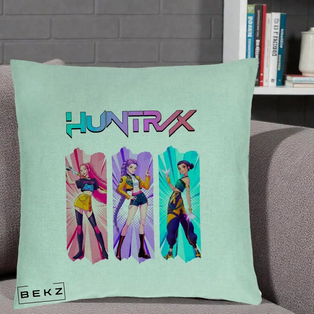 Perna Personalizata K-pop HUNTRX Trio cu Pisica in Benzi, 40x40 cm, Verde Menta, Husa Detasabila, Perna Inclusa, BEKZ®
