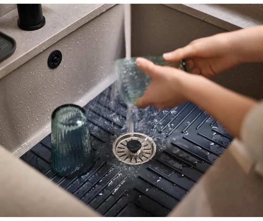 Protecție antiderapantă pentru chiuvetă 30x40 cm SinkShield – Joseph Joseph