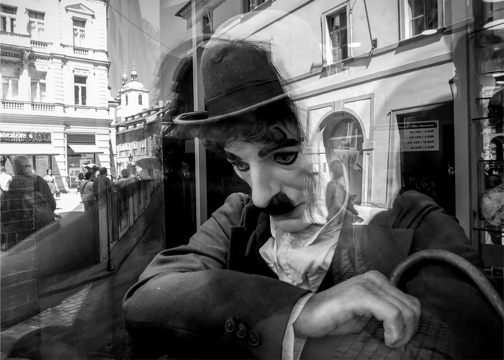 Tablou pe sticlă - Charles Chaplin la Praga (70x50 cm)