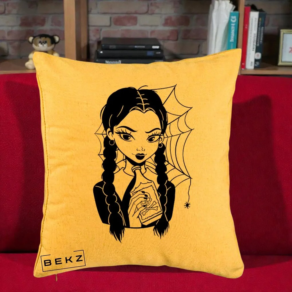 Perna Personalizata Wednesday cu Panza de Paianjen, 40x40 cm, Galben, Husa Detasabila, Perna Inclusa, BEKZ®