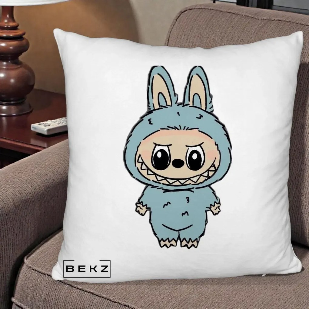 Perna Personalizata Labubu Albastru-Gri Solo, 40x40 cm, Alb Pufos, Husa Detasabila, Perna Inclusa, BEKZ®