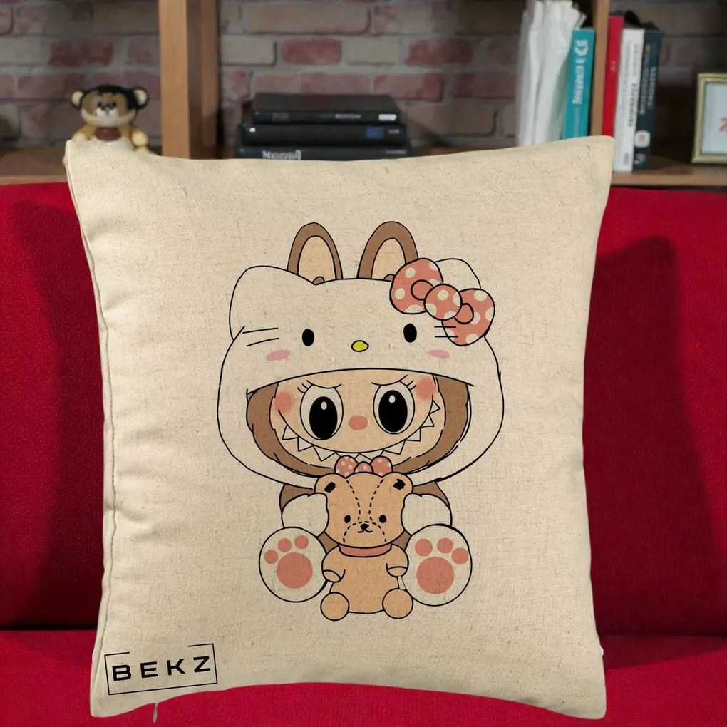 Perna Personalizata Labubu x Hello Kitty, 40x40 cm, Bej, Husa Detasabila, Perna Inclusa, BEKZ®