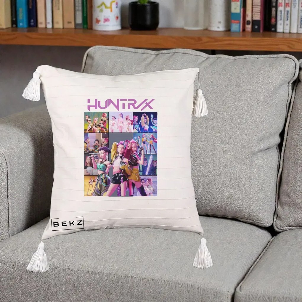 Perna Personalizata K-pop HUNTRX Colaj Animat Foto Grup, 40x40 cm, Bej cu Franjuri, Husa Detasabila, Perna Inclusa, BEKZ®