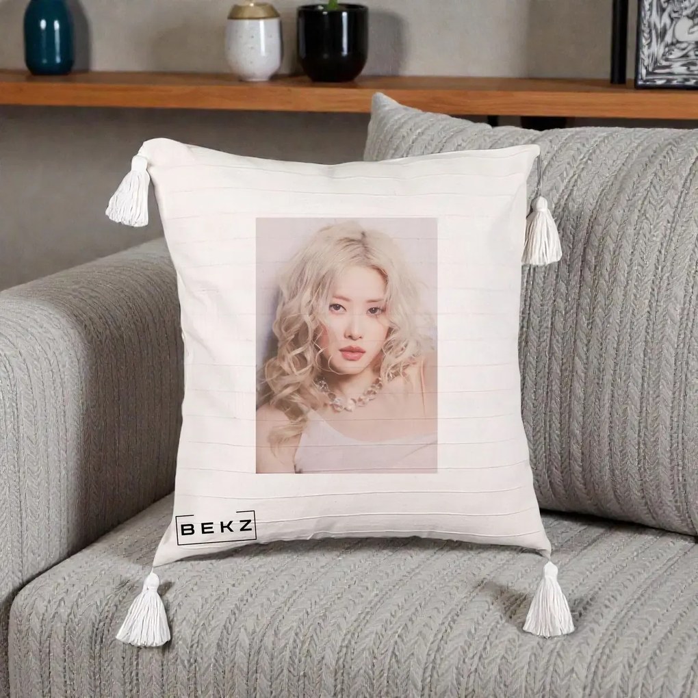 Perna Personalizata K-pop BLACKPINK Rose, 40x40 cm, Bej cu Franjuri, Husa Detasabila, Perna Inclusa, BEKZ®