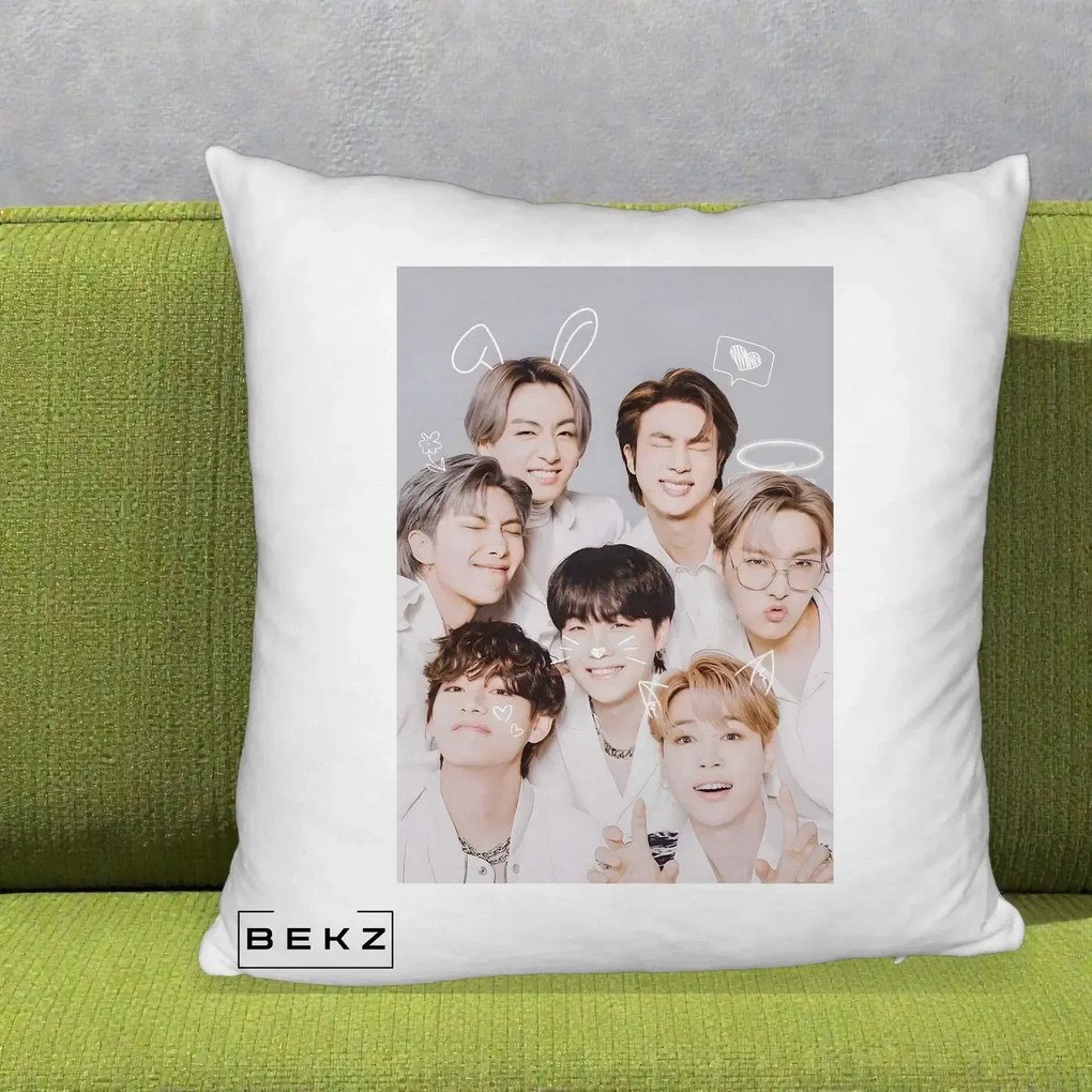Perna Personalizata K-pop BTS Foto Grup Cute cu Animatii si 7 Membrii, 40x40 cm, Alb Pufos, Husa Detasabila, Perna Inclusa, BEKZ®