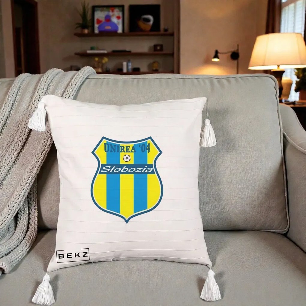 Perna Personalizata Unirea '04 Slobozia Fotbal, 40x40 cm, Bej cu Franjuri, Husa Detasabila, Perna Inclusa, BEKZ®