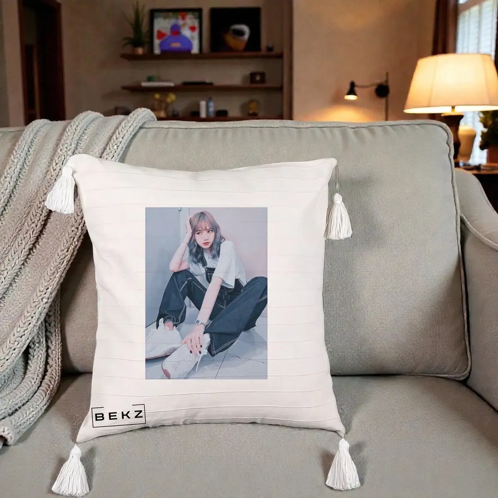 Perna Personalizata K-pop BLACKPINK Lisa, 40x40 cm, Bej cu Franjuri, Husa Detasabila, Perna Inclusa, BEKZ®