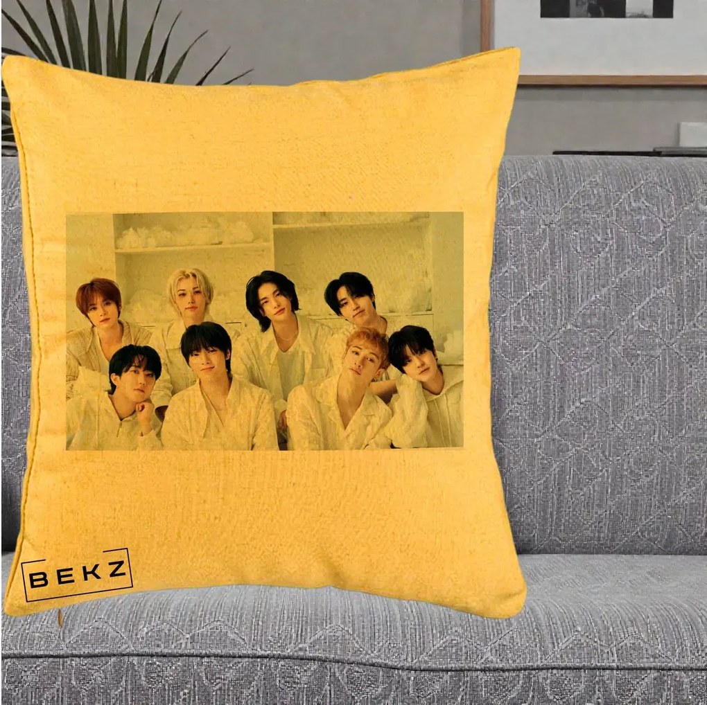 Perna Personalizata K-pop Stray Kids Foto Grup All-White Landscape, 40x40 cm, Galben, Husa Detasabila, Perna Inclusa, BEKZ®