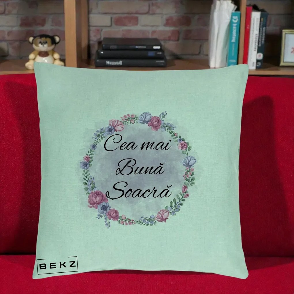 Cadou pentru Soacra - Perna Personalizata Cea mai Buna Soacra cu Coronita Flori Roz si Mov, 40x40 cm, Verde Menta, Husa Detasabila, Perna Inclusa, BEKZ®