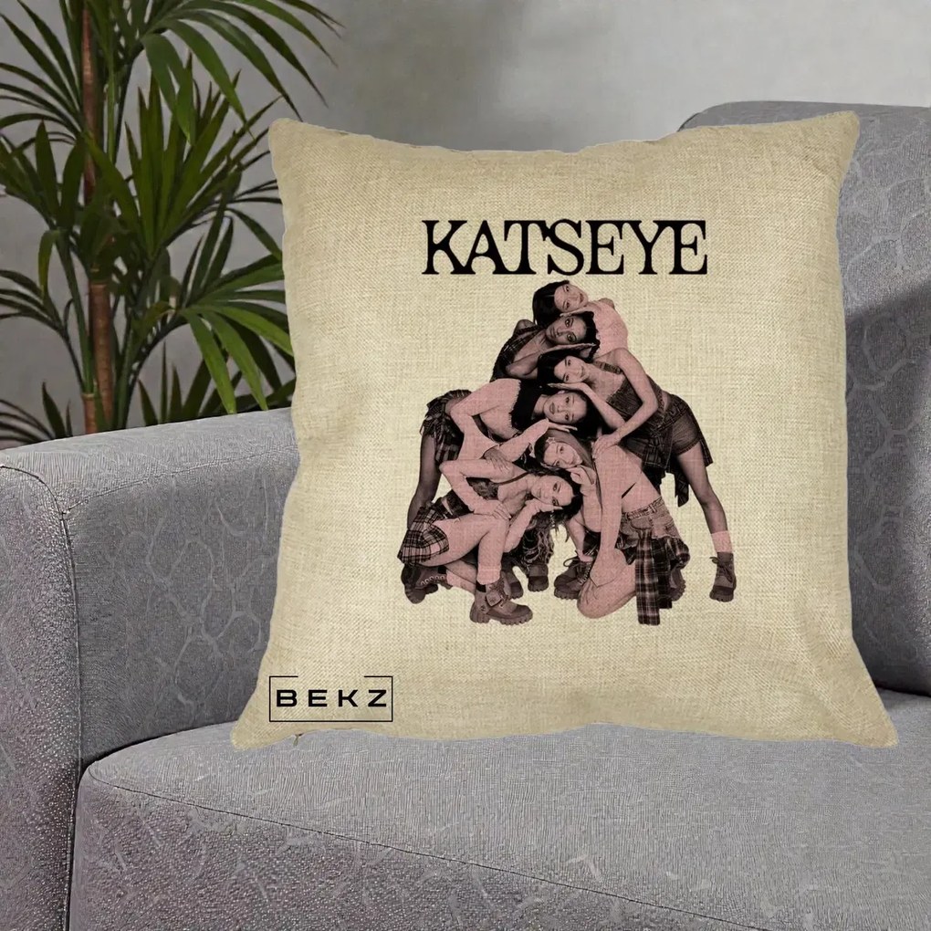 Perna Personalizata K-pop KATSEYE Foto Roz Vintage, 40x40 cm, Crem, Husa Detasabila, Perna Inclusa, BEKZ®
