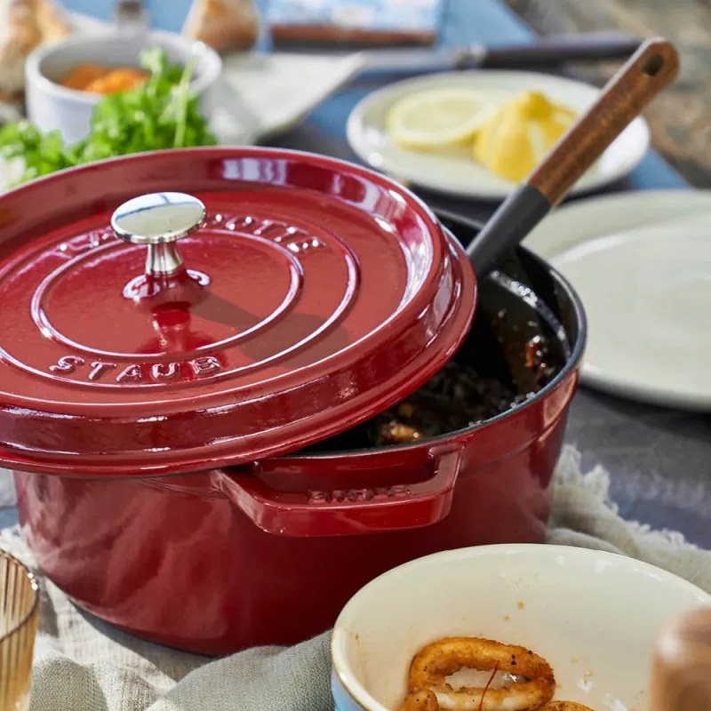 Oala din fonta Staub La Cocotte 40502-278-0, 6,7 l, 28 cm, de la -20°C pana la 260 °C, Emailata, Capac cu structura anti-picaturi, Toate plitele inclusiv inductie, Bordeaux