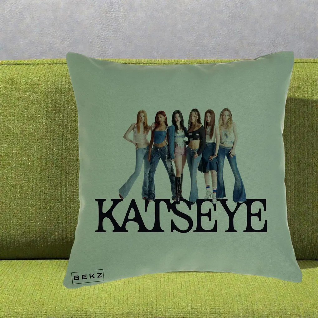 Perna Personalizata K-pop KATSEYE Foto Grup Blugi, 40x40 cm, Verde, Husa Detasabila, Perna Inclusa, BEKZ®