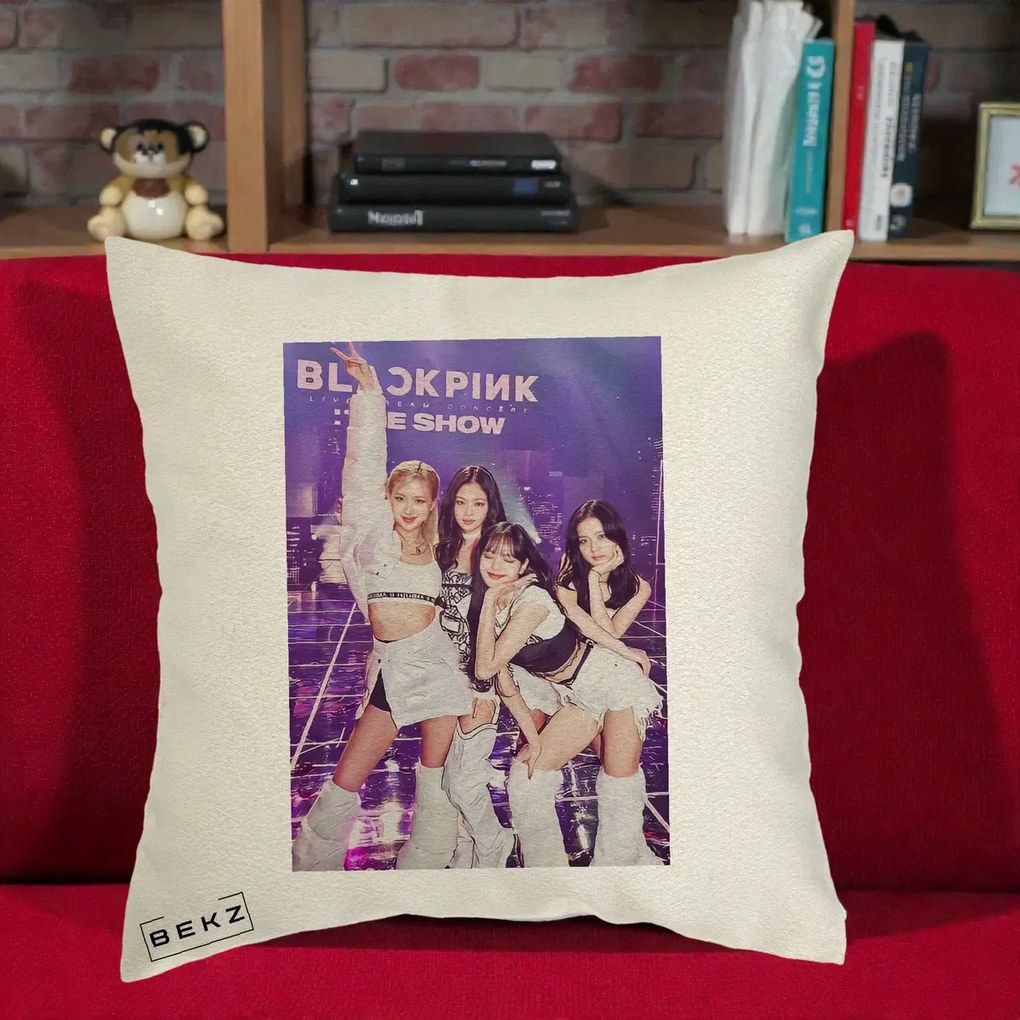 Perna Personalizata K-pop BLACKPINK The Show Concert cu 4 Membre pe Scena, 40x40 cm, Ecru, Husa Detasabila, Perna Inclusa, BEKZ®