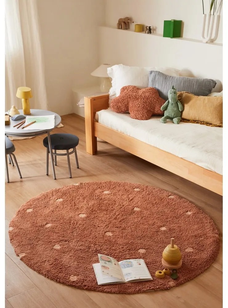 Covor pentru copii cărămiziu lavabil/țesut manual din bumbac ø140 cm Round Dot Chestnut – Lorena Canals