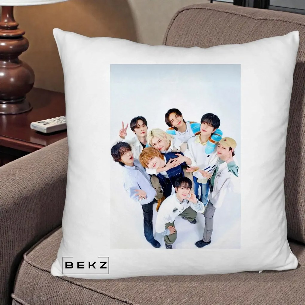 Perna Personalizata K-pop Stray Kids Foto Grup Bleu, 40x40 cm, Alb Pufos, Husa Detasabila, Perna Inclusa, BEKZ®