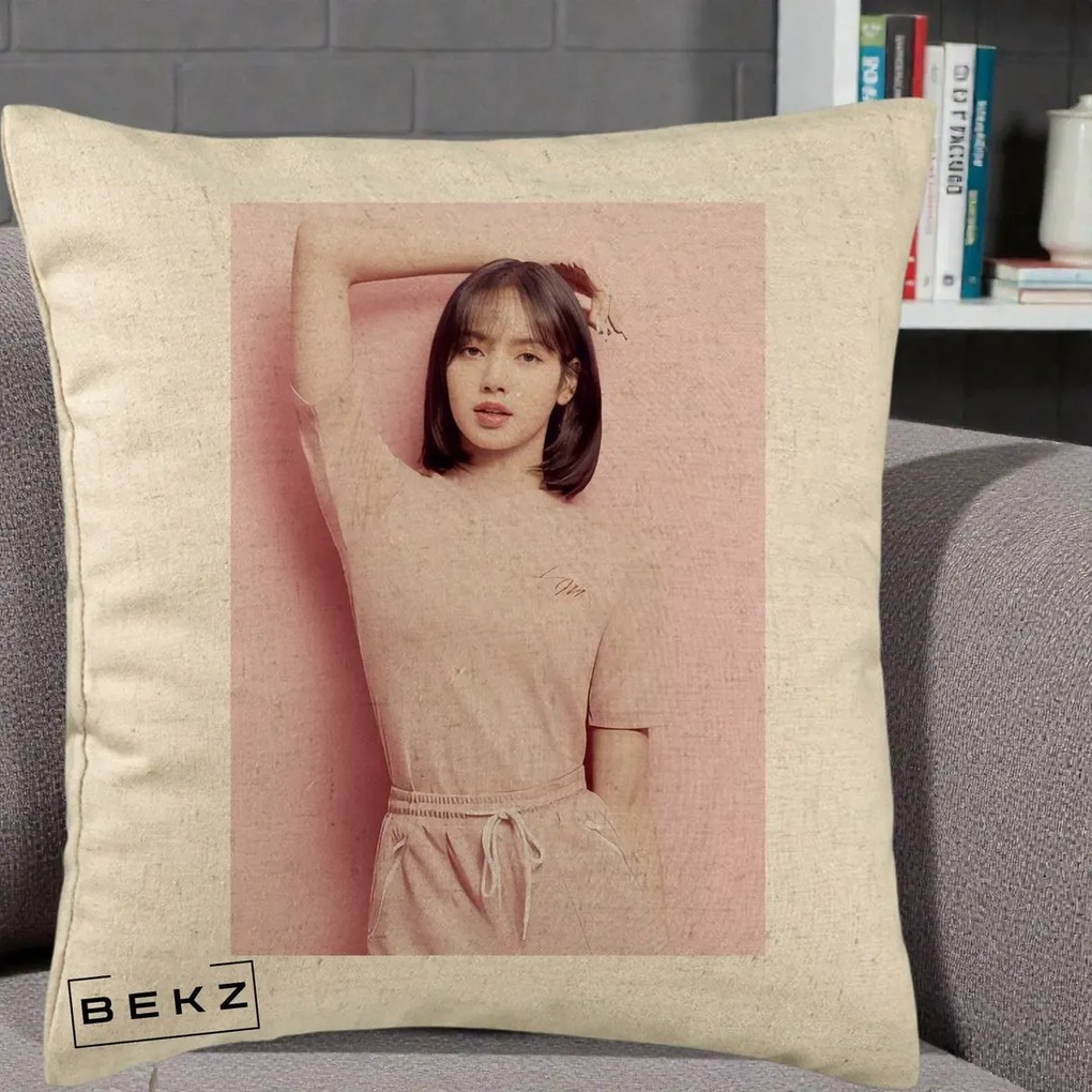 Perna Personalizata K-pop BLACKPINK Lisa Roz, 40x40 cm, Bej, Husa Detasabila, Perna Inclusa, BEKZ®