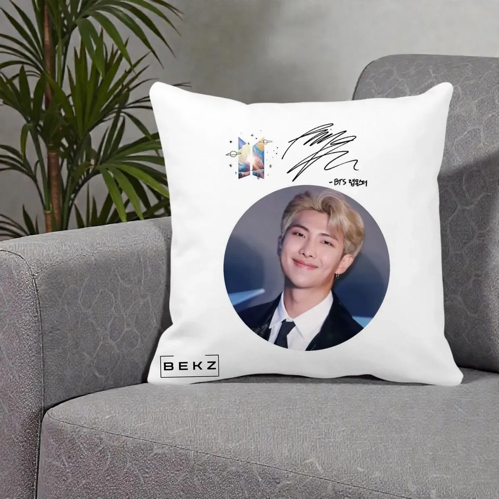 Perna Personalizata K-pop BTS RM Namjoon Portret Cerc cu Autograf, 40x40 cm, Alba Mata, Husa Detasabila, Perna Inclusa, BEKZ®