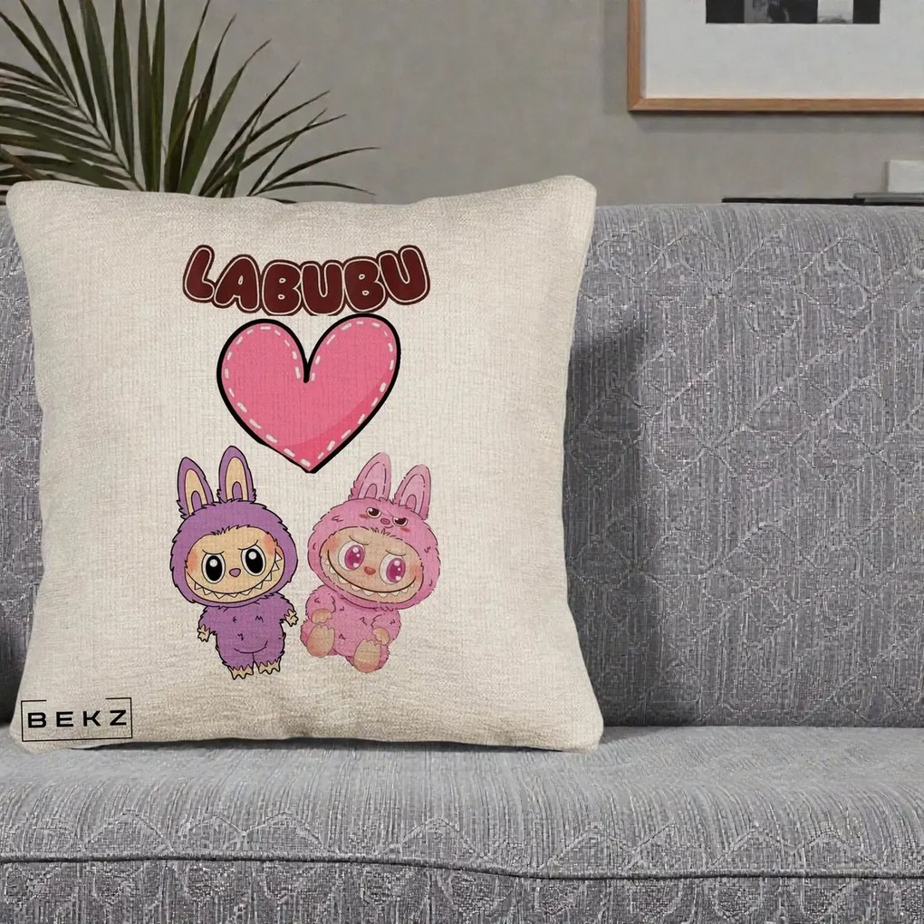 Perna Personalizata Labubu Cuplu Inima, 40x40 cm, Bej Canapea, Husa Detasabila, Perna Inclusa, BEKZ®