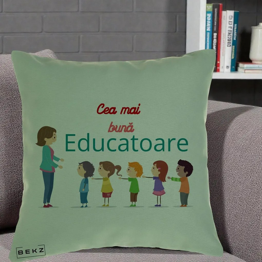 Cadou pentru Educatoare - Perna Personalizata Cea mai Buna Educatoare cu Ilustratie Copii si Educatoare, 40x40 cm, Verde, Husa Detasabila, Perna Inclusa, BEKZ®