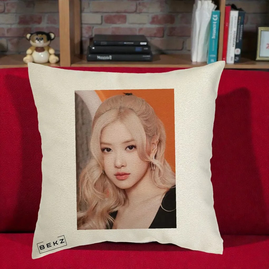 Perna Personalizata K-pop BLACKPINK cu Funda Rosie, 40x40 cm, Ecru, Husa Detasabila, Perna Inclusa, BEKZ®