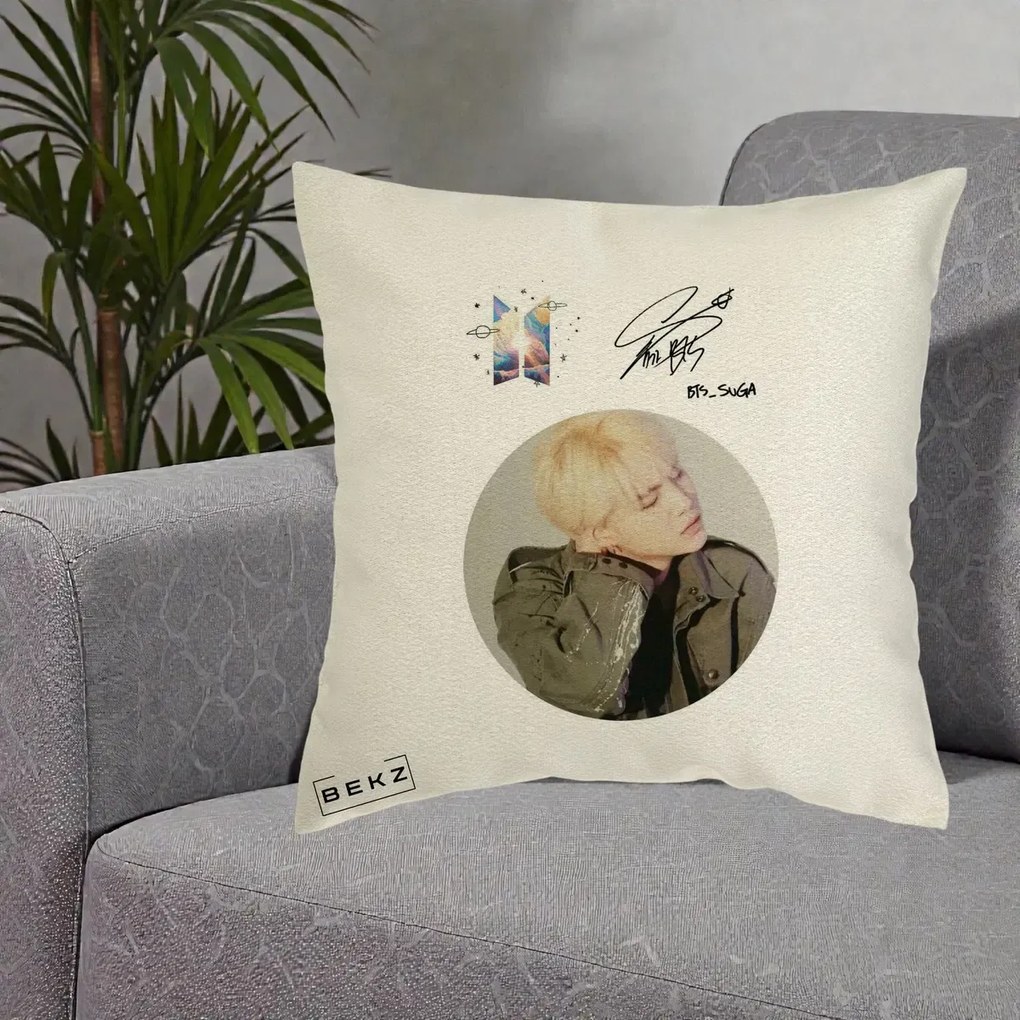 Perna Personalizata K-pop BTS Suga Portret cu Autograf, 40x40 cm, Ecru, Husa Detasabila, Perna Inclusa, BEKZ®