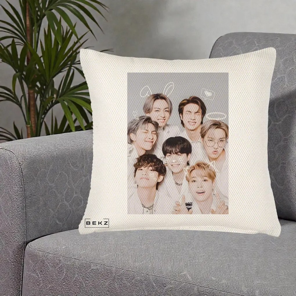 Perna Personalizata K-pop BTS Foto Grup Cute cu Animatii si 7 Membrii, 40x40 cm, Crem Reliefat, Husa Detasabila, Perna Inclusa, BEKZ®