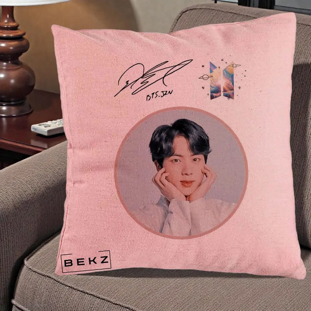 Perna Personalizata K-pop BTS Jin Portret cu Autograf, 40x40 cm, Roz, Husa Detasabila, Perna Inclusa, BEKZ®