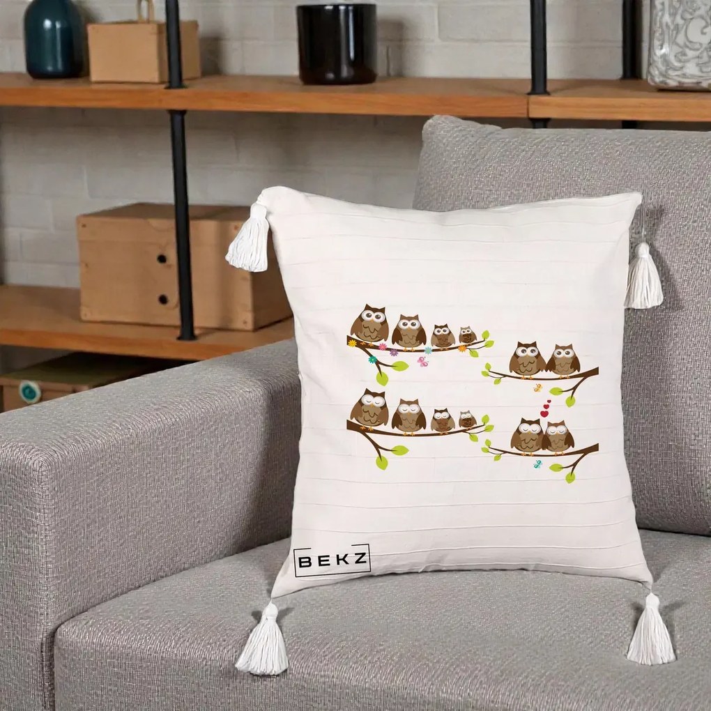 Perna Decorativa Familie de Bufnite pe Ramuri, 40x40 cm, Bej cu Franjuri, Husa Detasabila, Perna Inclusa, BEKZ®