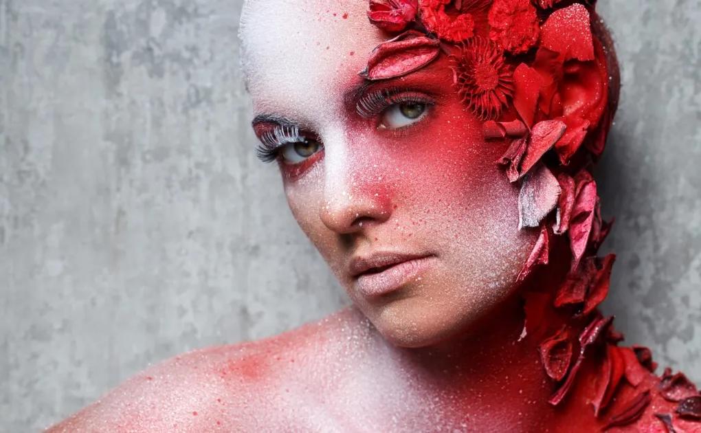 Tablou Canvas - Femeie cu makeup artistic rosu
