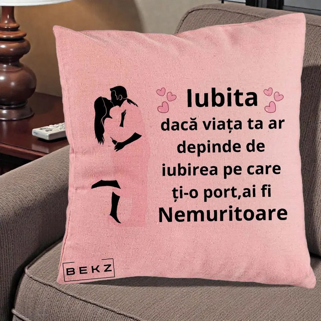 Cadou pentru Iubita - Perna Personalizata Iubita Nemuritoare cu Siluete de Cuplu, 40x40 cm, Roz, Husa Detasabila, Perna Inclusa, BEKZ®
