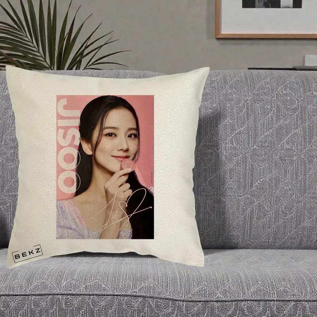 Perna Personalizata K-pop BLACKPINK Jisoo cu Semnatura si Fond Roz, 40x40 cm, Ecru, Husa Detasabila, Perna Inclusa, BEKZ®