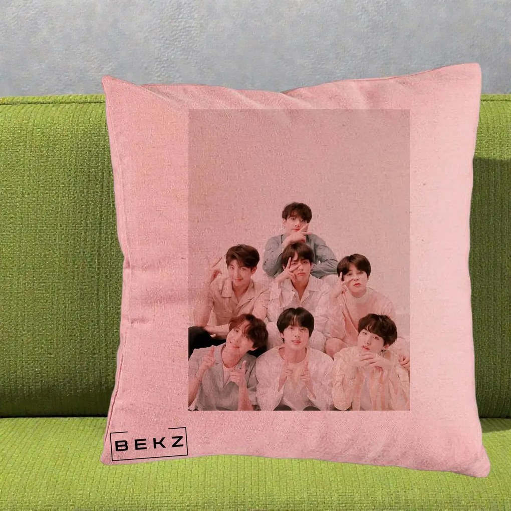 Perna Personalizata K-pop BTS Foto Grup Pastel, 40x40 cm, Roz, Husa Detasabila, Perna Inclusa, BEKZ®