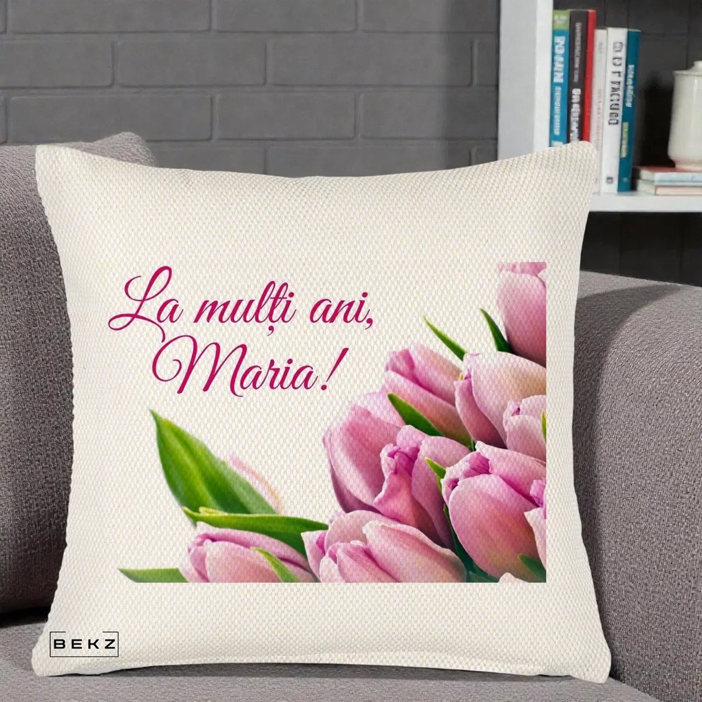 Cadou de Onomastica - Perna Personalizata La Multi Ani Maria Lalele, 40x40 cm, Crem Reliefat, Husa Detasabila, Perna Inclusa, BEKZ®