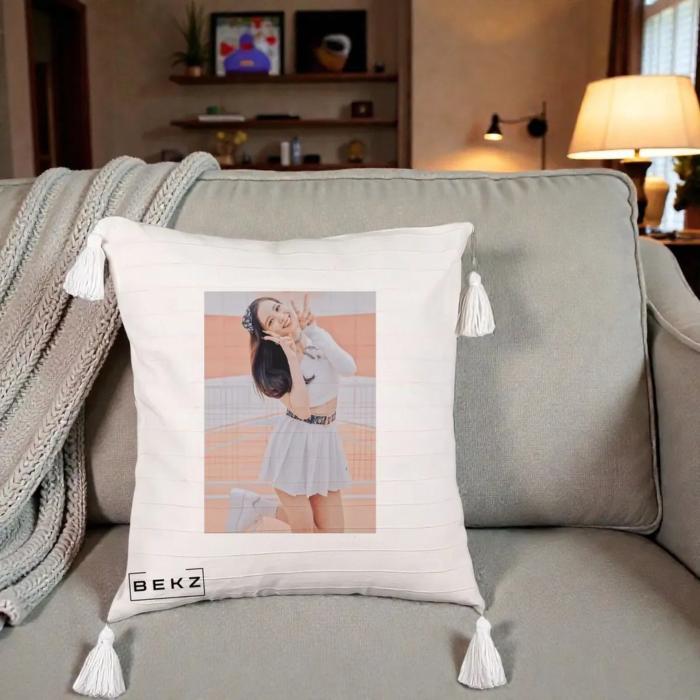 Perna Personalizata K-pop BLACKPINK Nayeon/Jisoo Tenis Alb, 40x40 cm, Bej cu Franjuri, Husa Detasabila, Perna Inclusa, BEKZ®